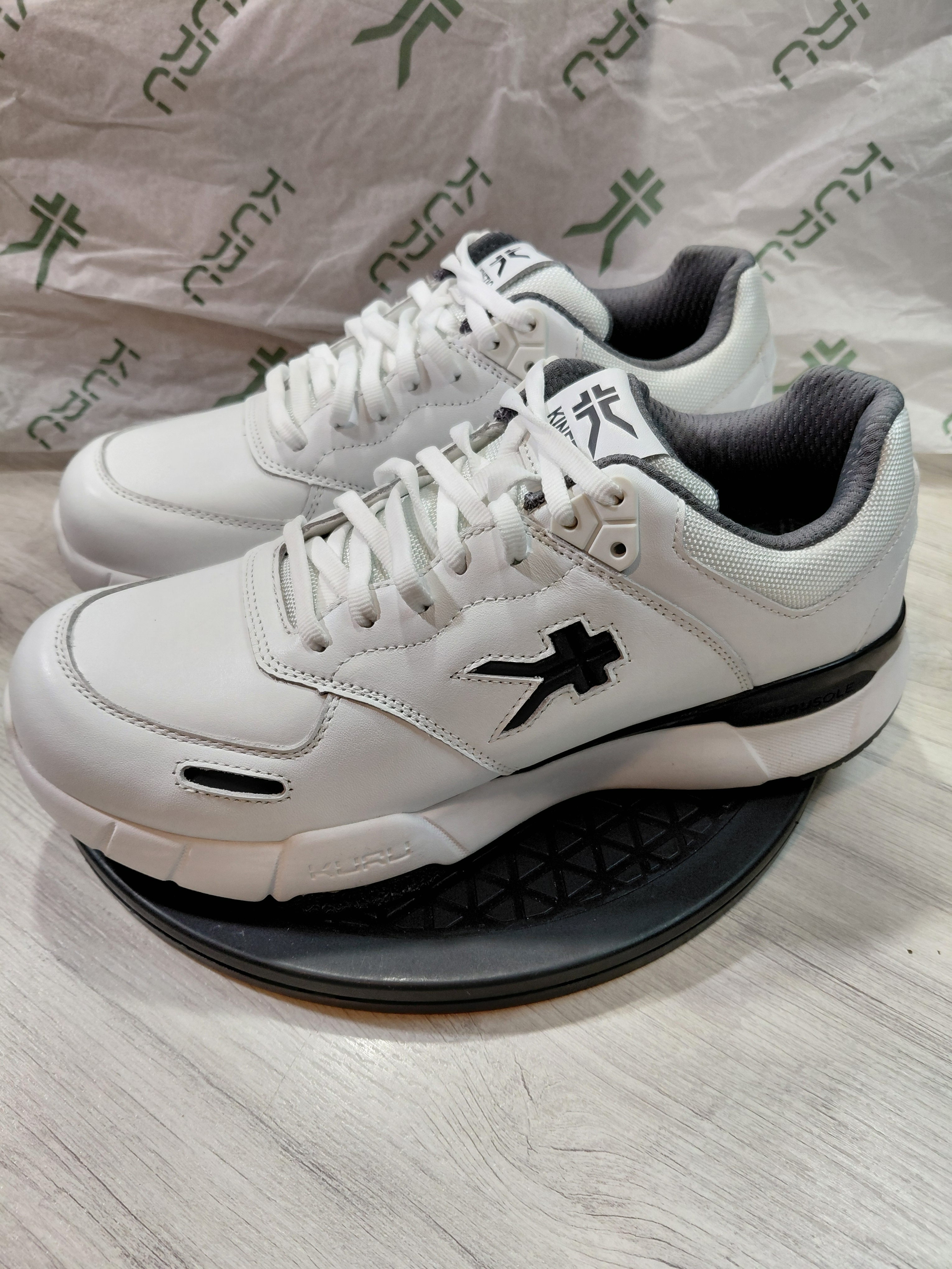 New Kuru Men’s Kinetic 2 Leather White & Graphite Athletic Sneakers Size 10 Med